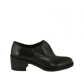 Woman's highfronted shoe with elastic band in black leather heel 5 - Available sizes:  33, 34, 43, 44