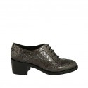 Zapato oxford para mujer con cordones en charol imprimido gris tacon 5