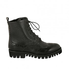 Woman's laced ankle boot with zipper and wingtip decoration in black brush-off and printed leather heel 3