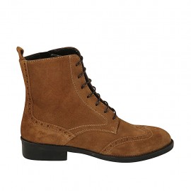 Woman's ankle boot with laces, zipper and wingtip decoration in tan-colored suede heel 3