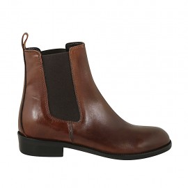 Woman's ankle boot with double elastic bands in brown leather heel 3