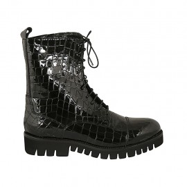 Woman's laced combat style ankle boot with zipper and captoe in black printed patent leather heel 3