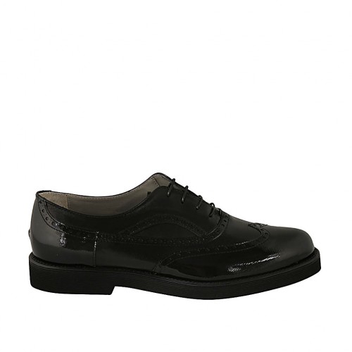 Woman's laced Oxford shoe in black leather and patent leather with wingtip heel 3