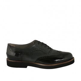 Woman's laced Oxford shoe in green leather and black patent leather with wingtip heel 3 - Available sizes:  42, 43, 45