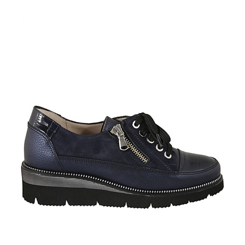 Woman's laced shoe with zipper in blue patent leather, suede and printed leather wedge heel 4