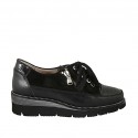 Zapato con cordones y cremallera en piel, gamuza y piel estampada negra cuña 4