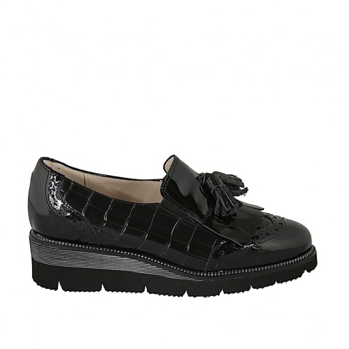 Woman's loafer with tassels and elastics in black patent leather and printed leather wedge heel 4