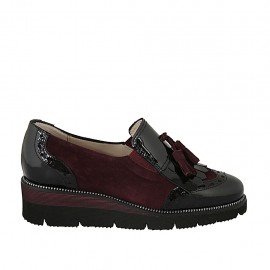 Woman's loafer with tassels and elastics in black patent leather and maroon suede wedge heel 4