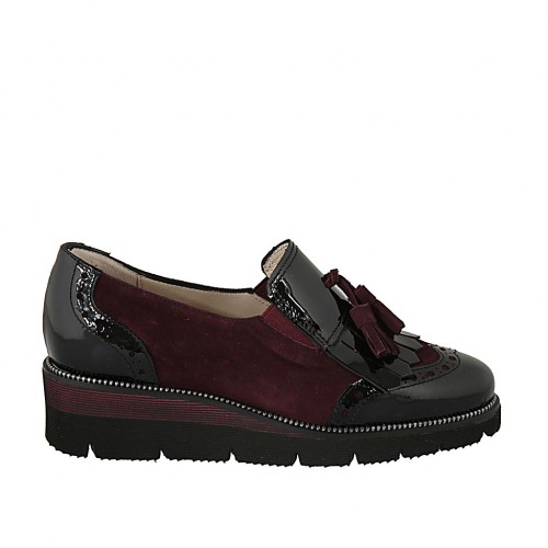 Woman's loafer with tassels and elastics in black patent leather and maroon suede wedge heel 4 - Available sizes:  33, 34, 42, 43, 44, 45, 46