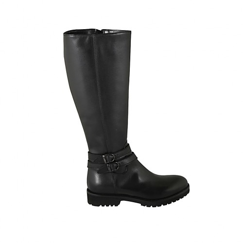 Woman's boot with zipper and buckles in black leather heel 3