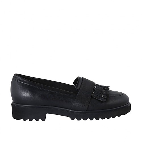 Mocasín para mujer con flecos y tachuelas en piel negra tacon 3 - Tallas disponibles:  42, 43, 44