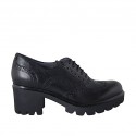 Woman's laced Oxford shoe in black leather with wingtip heel 5