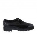 Zapato derby para mujer con cordones y punta de ala en charol negro y gamuza laminada imprimida bronce tacon 3