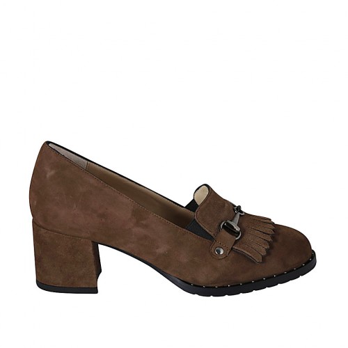 Mocasino para mujer con elasticos, tachuelas, flecos y cadena en gamuza brun claro tacon 5 - Tallas disponibles:  32, 33, 34, 42, 43