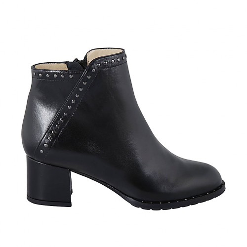 Woman's ankle boot with zipper and studs in black leather heel 5