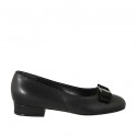 Pumpschuh für Damen aus schwarzem Leder mit Schleife aus Stoff Absatz 2