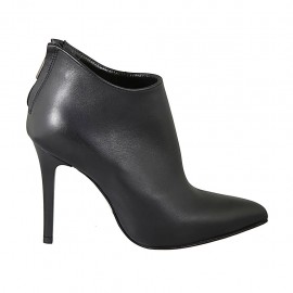 Woman's pointy ankle boot with posterior zipper in black leather heel 10