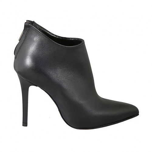 Woman's pointy ankle boot with posterior zipper in black leather heel 10