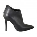 Woman's pointy ankle boot with posterior zipper in black leather heel 10