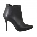 Woman's pointy ankle boot with lateral zipper in black leather heel 10