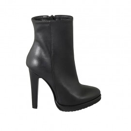 Woman's ankle boot in black leather with zipper, platform and heel 11