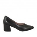 Zapato de salon a puntera a V para mujer en piel negra con tacon cuadrado 5
