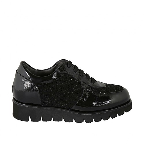 Damenschnürschuh mit Strasssteinen und herausnehmbarer Innensohle aus schwarzem Lack- und Wildleder Keilabsatz 3 - Verfügbare Größen:  33, 43, 44, 45