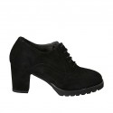 Scarpa stringata Oxford da donna con plantare estraibile e lavorazione a coda di rondine in camoscio nero tacco 7