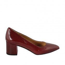 Woman's pump shoe in red patent leather heel 5