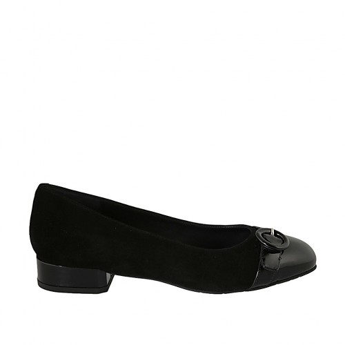 Woman's pump in black suede and patent leather with buckle heel 3