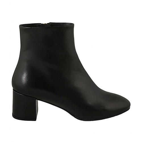 Woman's ankle boot with zipper in black leather heel 6