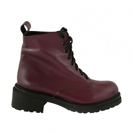 Woman's laced boot with zipper in maroon leather heel 4