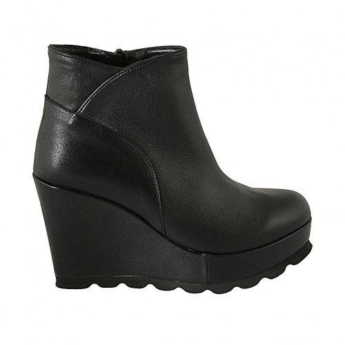 Woman's ankle boot with platform and zipper in black leather wedge heel 9 - Available sizes:  31, 32, 33, 34, 42, 43