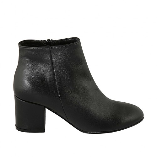 Woman's ankle boot with rounded tip, zipper in black leather heel 6