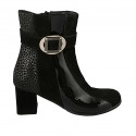 Woman's ankle boot with zipper and buckle in black and spotted suede and black patent leather heel 6