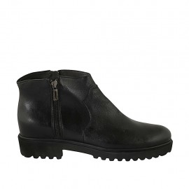 Woman's ankle boot with zipper in black leather heel 3