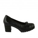 Woman's pump with bow in black leathera and printed leather heel 6