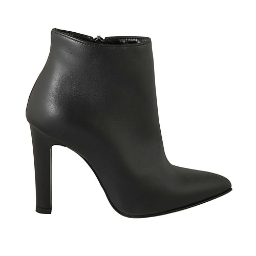 Woman's pointy ankle boot with zipper in black leather heel 10