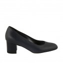Woman's pump with rounded tip in blue leather heel 5