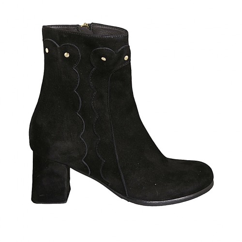 Woman's ankle boot with studs and zipper in black suede heel 6
