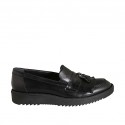 Woman's moccasin shoe with fringes and tassels in black leather wedge heel 3