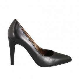 Woman's pointy pump in black leather heel 9