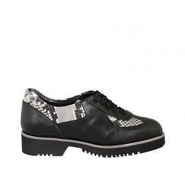 Woman's laced shoe with removable insole in black leather and black and beige printed leather heel 3
