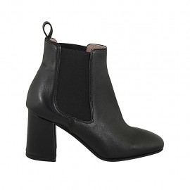 Woman's ankle boot in black leather with two elastic bands heel 7