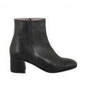Woman's ankle boot with rounded tip and zipper in black leather heel 5