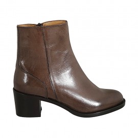 Woman's ankle boot with zipper in light brown leather heel 6