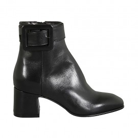 Woman's ankle boot with buckle and zipper in black leather heel 6