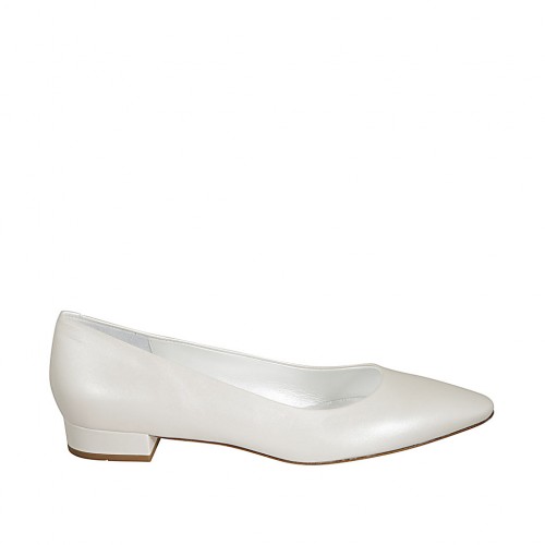 Woman's pointy ballerina shoe in ivory pearled leather heel 2