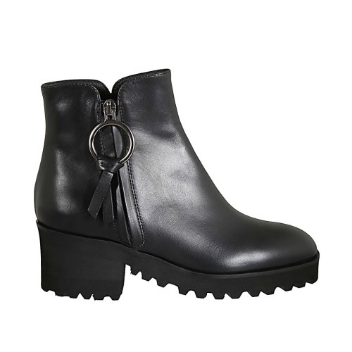 Woman's boot with zippers in black leather heel 5