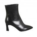 Spitze Damenstiefelette aus schwarzem Leder mit ausgestelltem Absatz 7